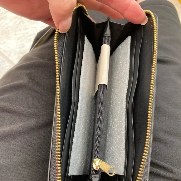 Original Harrods wallet new with tags. - Picture 4 of 5